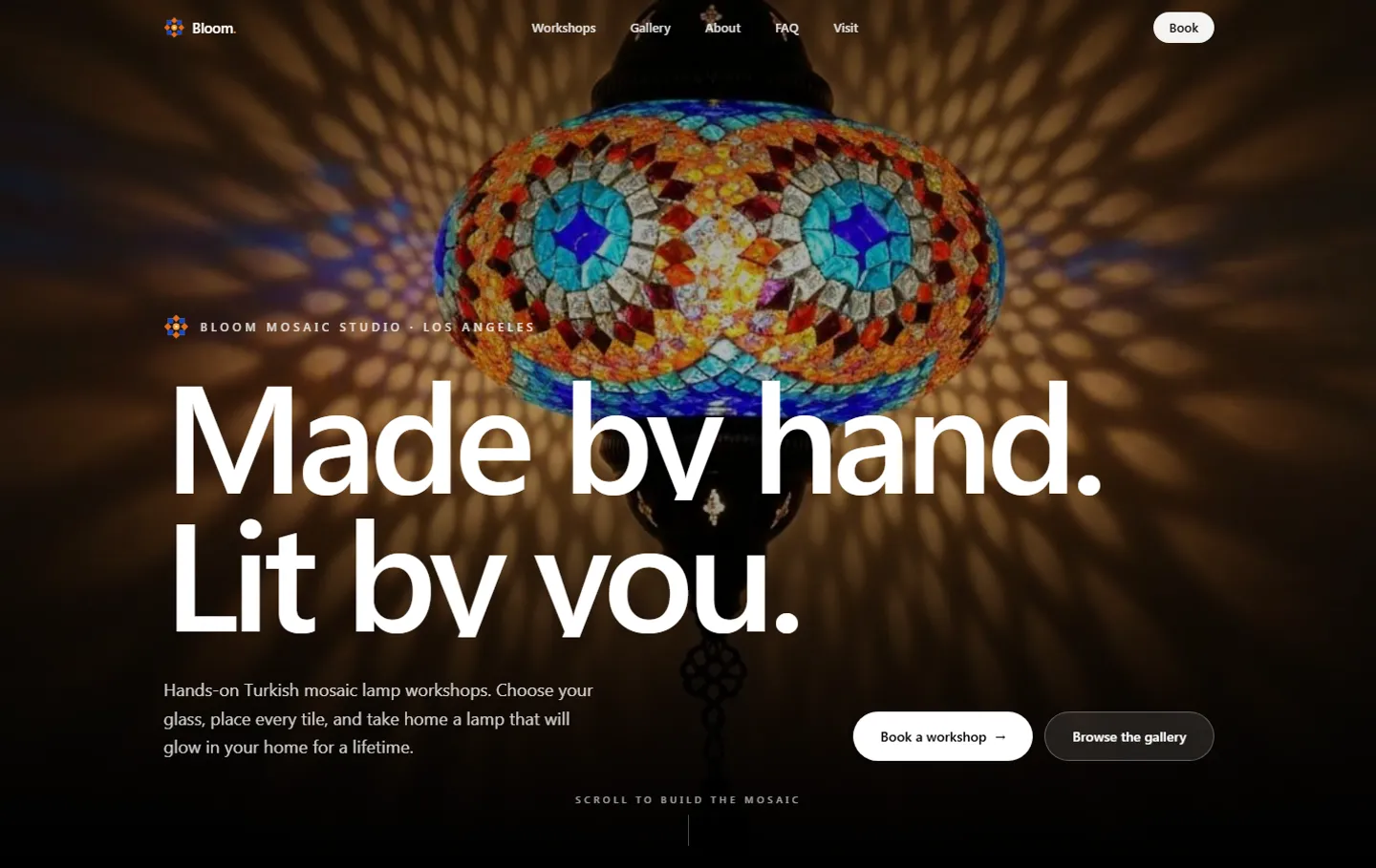 Page d'accueil du site de Bloom Mosaic Studio sur ordinateur : titre « Made by hand. Lit by you. » sur une lampe en mosaïque