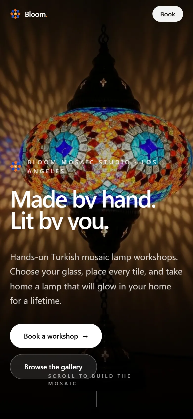 Page d'accueil du site de Bloom Mosaic Studio sur téléphone, avec le bouton de réservation d'un atelier