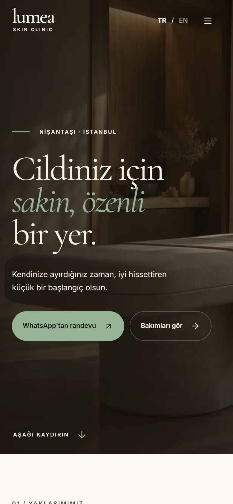 Page d'accueil du site d'exemple Lumea Skin Clinic sur téléphone : titre « Cildiniz için sakin, özenli bir yer » et bouton WhatsApp