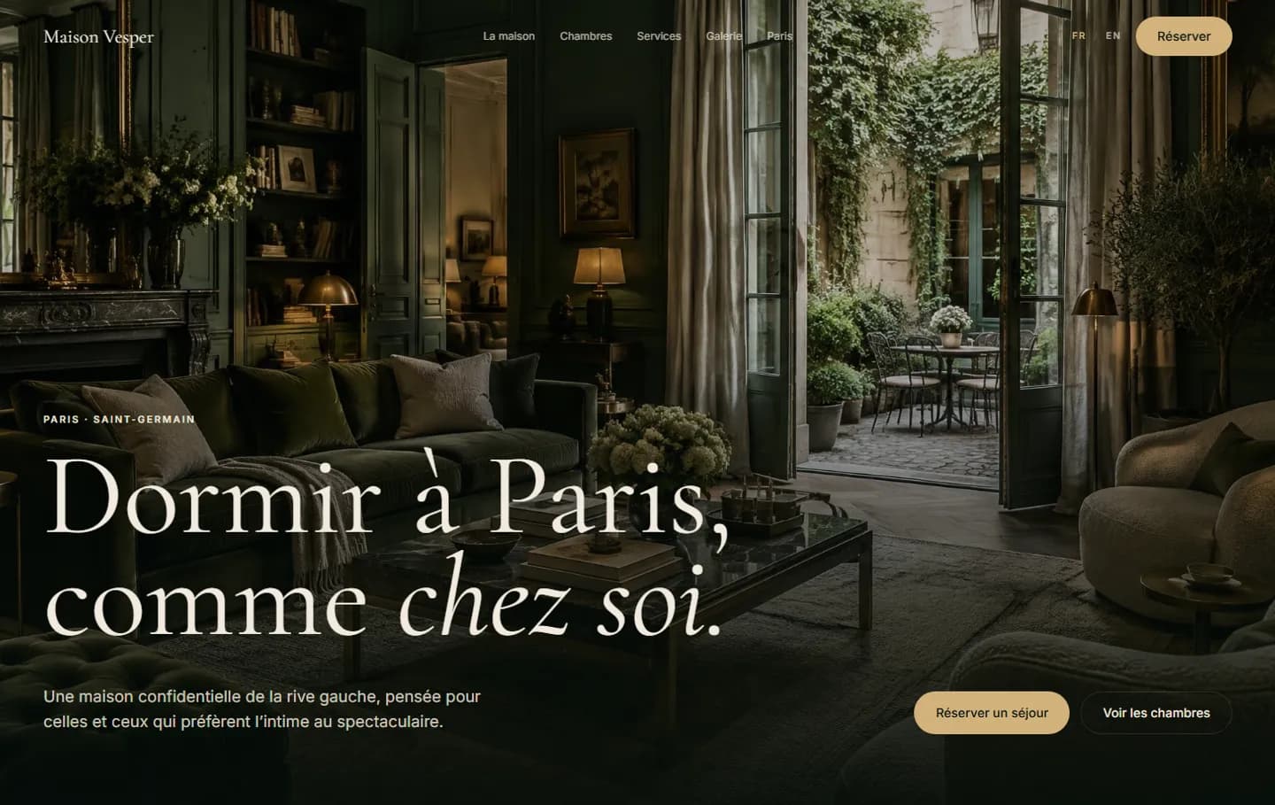 Page d'accueil du site d'exemple de l'hôtel fictif Maison Vesper sur ordinateur : un salon sombre et un patio, avec le titre « Dormir à Paris, comme chez soi »