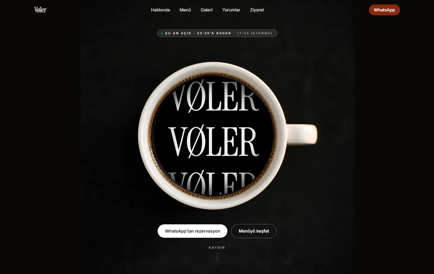 Page d'accueil du site du café Vøler sur ordinateur : une tasse de café avec le nom Vøler écrit dans le café