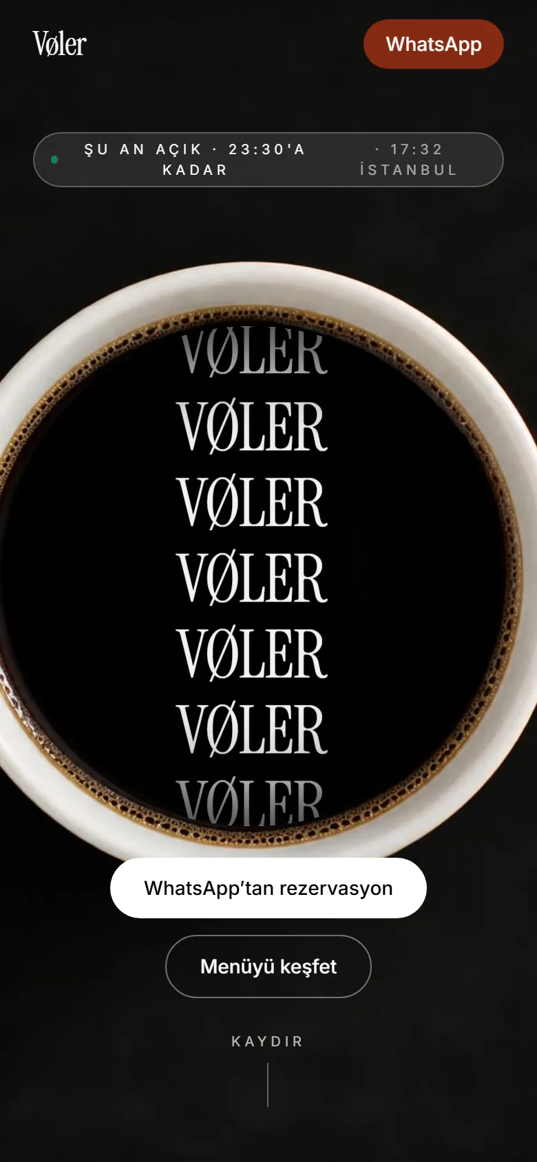 Page d'accueil du site du café Vøler sur téléphone, avec l'indication d'ouverture et le bouton de réservation WhatsApp